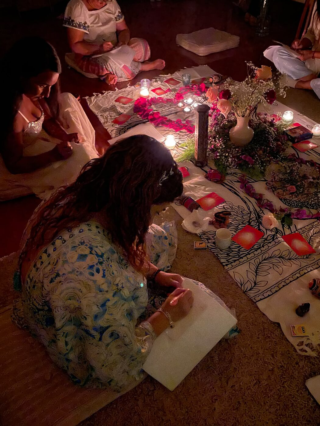 Mujer escribiendo su intención junto al altar durante la ceremonia